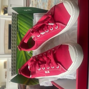 NWT/NIB Cariuma x Pantone Magenta Sneakers 7.5